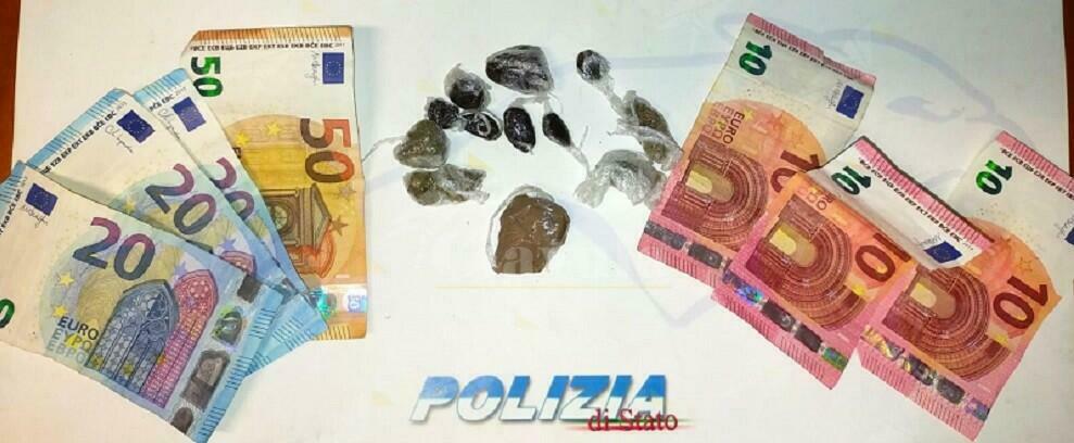 Sorpreso a spacciare hashish e marijuana, arrestato