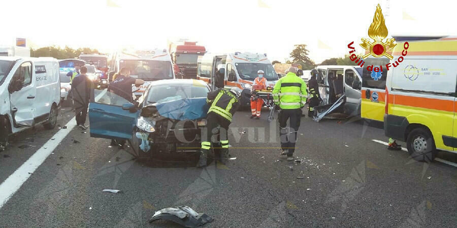 Incidente multiplo in autostrada, sei persone estratte dalle lamiere