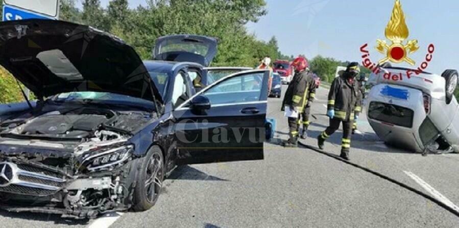 Incidente stradale tra due auto, una si ribalta