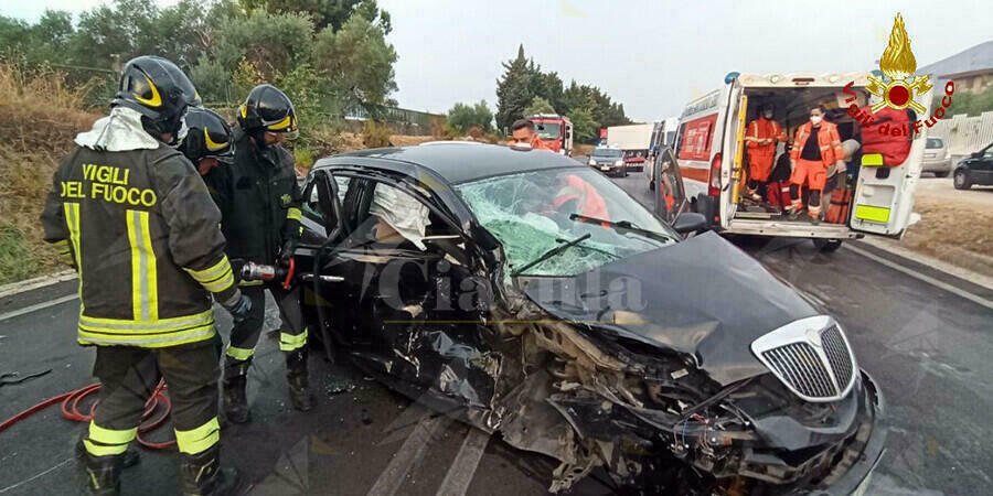 Scontro tra due auto, ferite quattro persone