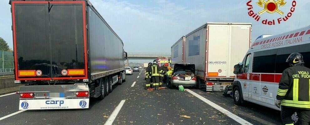 Scontro tra auto e un camion in autostrada, due feriti