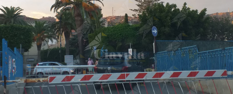 Auto bloccata tra le sbarre del passaggio a livello di Roccella