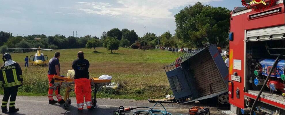 Calabria, violento incidente stradale tra auto e motoape: chiusa al traffico la SS 18