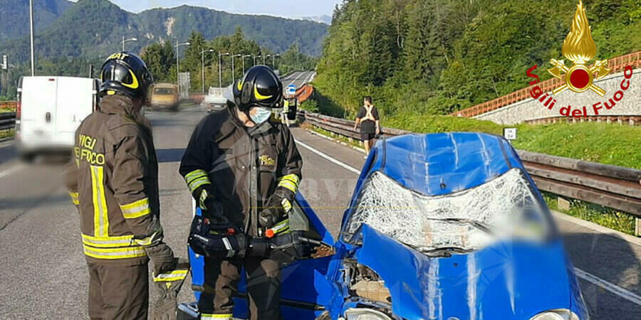 Scontro tra due auto, i vigili del fuoco estraggono uomo dalle lamiere