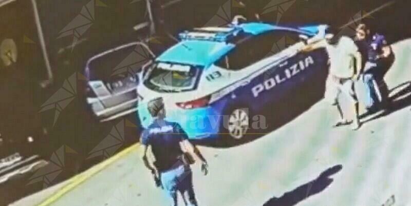 Tenta di colpire un agente di polizia con una pietra, denunciato