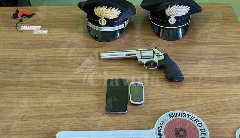 Calabria: Nascondono in casa una pistola clandestina, coppia finisce in manette