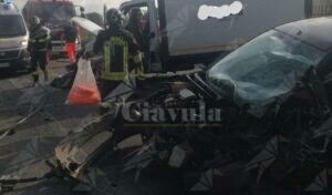 In Calabria impatto tra un furgone e un’auto. I vigili del fuoco estraggono uomo dalle lamiere item-thumbnail