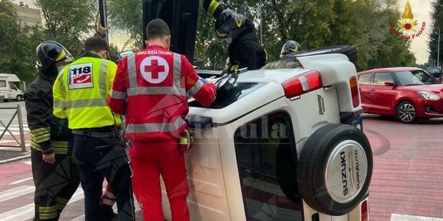 Scontro tra due auto, una si ribalta. Automobilista estratto dal veicolo dai vigili del fuoco