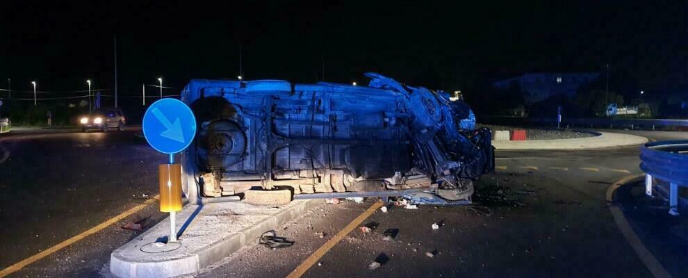 Incidente nella notte sulla Statale 106, furgoncino si ribalta