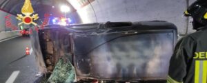 Incidente in galleria sulla Statale 106: perde il controllo dell’auto e si ribalta item-thumbnail