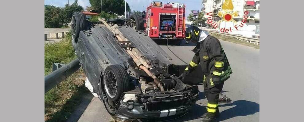 Violento scontro tra due auto nei pressi della A2. Quattro feriti e auto ribaltata