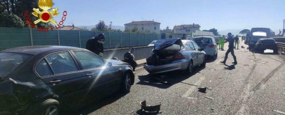 Tamponamento a catena fra sette auto sulla Statale. Un morto