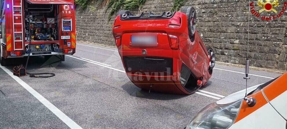 Scontro tra due auto, una si ribalta al centro della strada