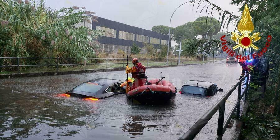 Maltempo a Forlì: alberi caduti e allagamenti. Automobilisti rimasti bloccati in un sottopasso