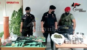 Locride: Armi e droga nella fattoria di famiglia, in manette il padre e i due figli item-thumbnail