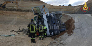 Incidente sul lavoro: Camion si ribalta in una cava, grave il conducente item-thumbnail