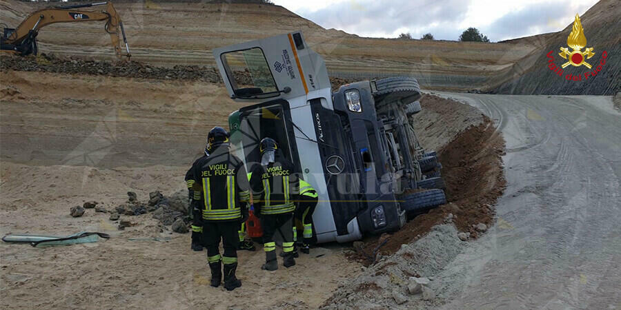 Incidente sul lavoro: Camion si ribalta in una cava, grave il conducente