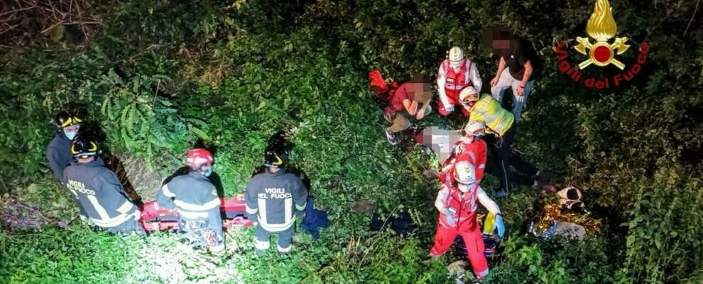 Volo di sei metri dopo un’uscita di strada in moto, giovane centauro finisce in ospedale