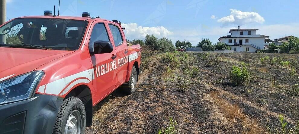 Calabria, 93enne accasciato vicino al fronte di un incendio. Salvato dai vigili del fuoco