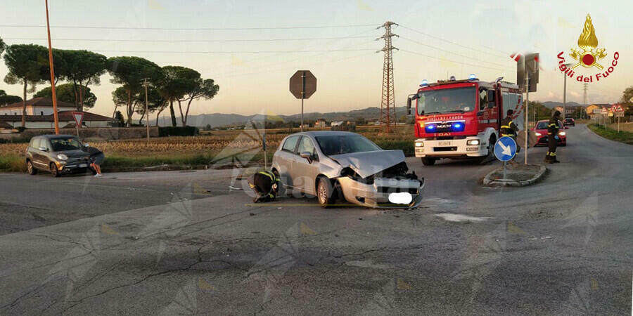 Violento incidente stradale, coinvolte due automobili