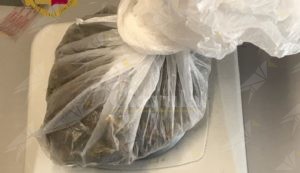 Calabria: Sorpreso in auto con 65 grammi di marijuana, arrestato item-thumbnail