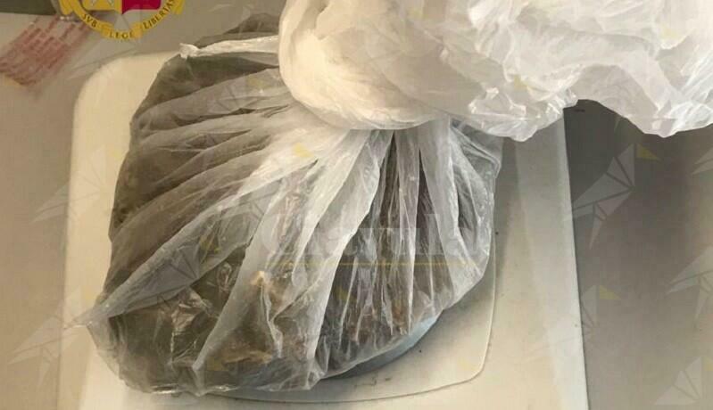 Calabria: Sorpreso in auto con 65 grammi di marijuana, arrestato