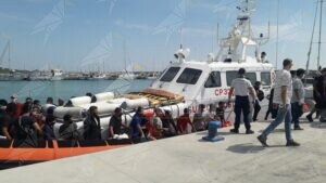 Nuovo sbarco di migranti a Roccella Jonica item-thumbnail