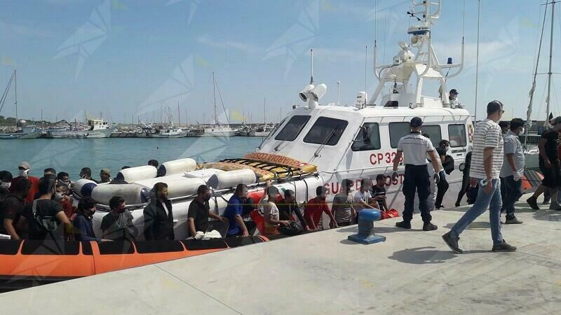 Nuovo sbarco di migranti a Roccella Jonica Nuovo sbarco di migranti a Roccella Jonica