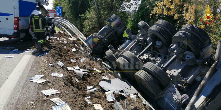 Terrificante incidente stradale tra un camion ed un furgone