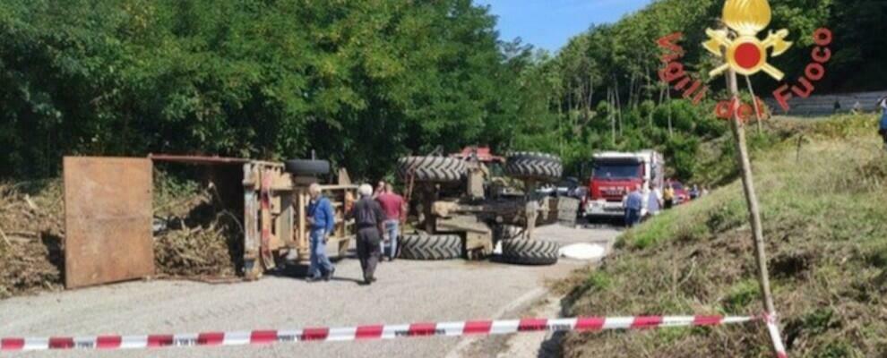 Tragedia in Calabria: si ribalta con il trattore, muore un 15enne