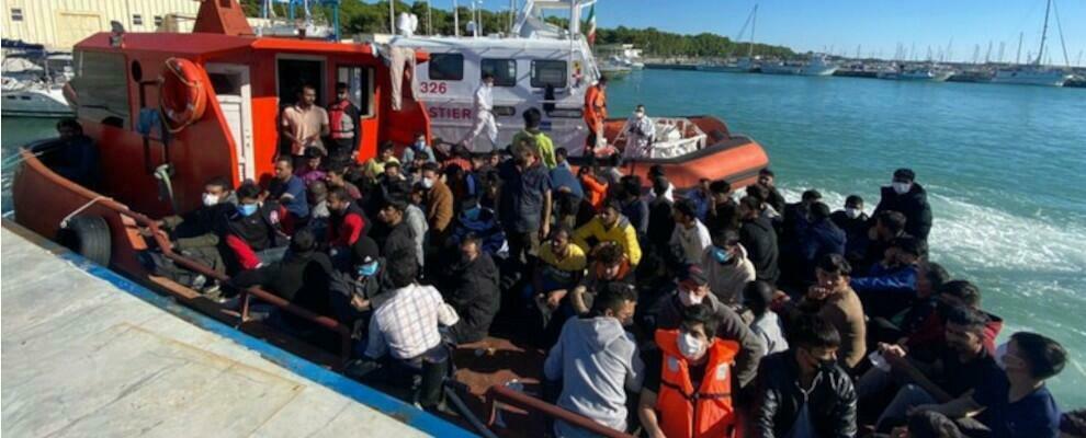 500 migranti soccorsi al largo della Calabria. 220 sbarcati al porto di Roccella Ionica