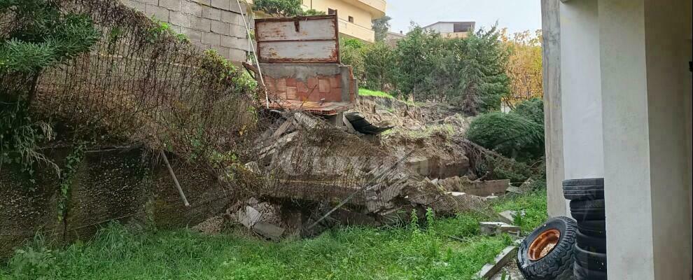 Caulonia, le piogge fanno crollare un muro nei pressi dell’Istituto Tecnico Agrario