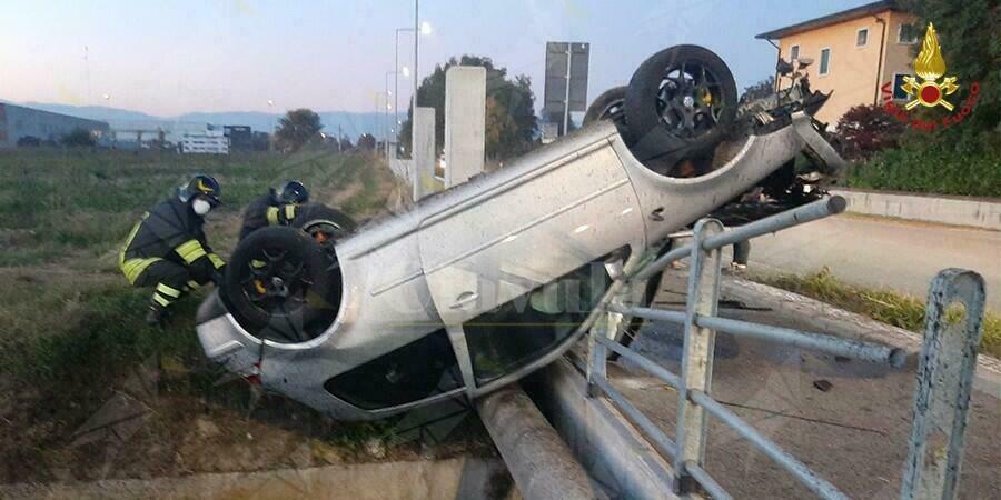 Ancora un incidente stradale. Vettura recuperata dall’autogru dei Vigili del fuoco