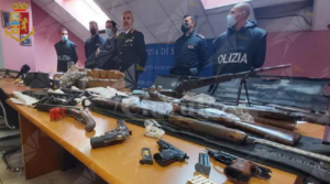 Cauloniese arrestato a Torino. In casa aveva un arsenale e 54 kg di droga item-thumbnail
