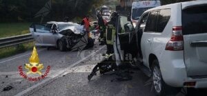 Scontro frontale tra due auto, feriti i conducenti item-thumbnail