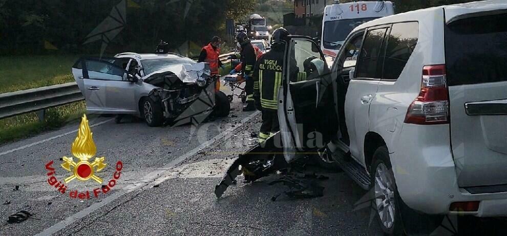 Scontro frontale tra due auto, feriti i conducenti