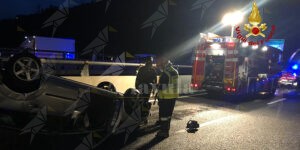 Perde il controllo dell’auto e si ribalta in autostrada item-thumbnail