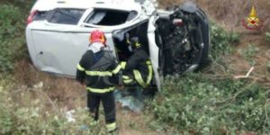 Tremendo frontale tra due auto. Feriti i conducenti, uno è grave item-thumbnail