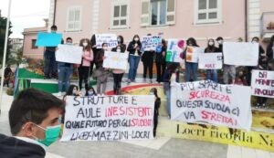Liceo Mazzini di Locri: studenti in piazza per la mancanza di aule item-thumbnail