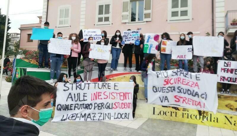 Liceo Mazzini di Locri: studenti in piazza per la mancanza di aule