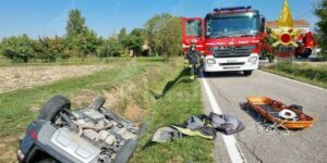 Grave incidente stradale. I vigili del fuoco estraggono uomo dalle lamiere item-thumbnail