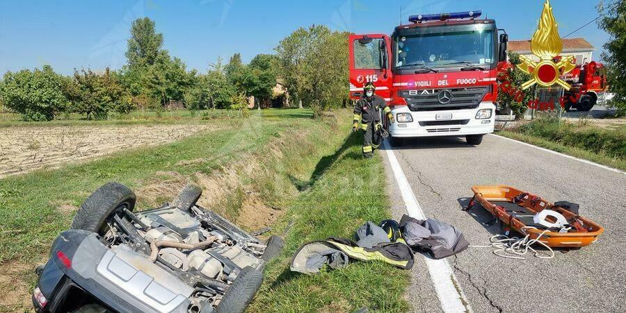 Grave incidente stradale. I vigili del fuoco estraggono uomo dalle lamiere