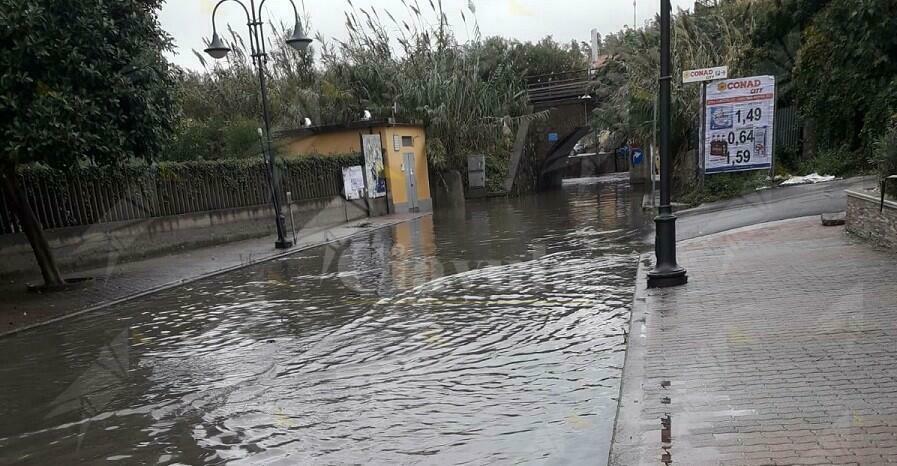 Il sottopasso di Caulonia transitabile solo in barca