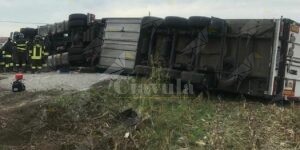 Tir che trasporta frutta e verdura si ribalta e perde carburante item-thumbnail