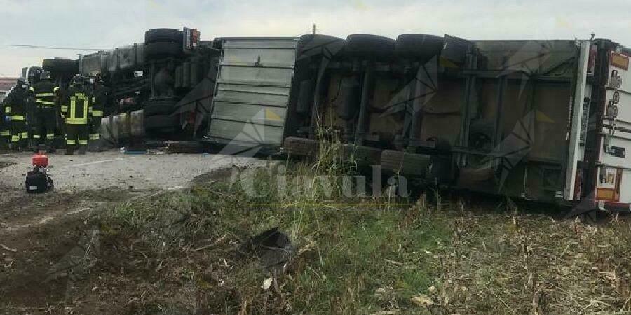 Tir che trasporta frutta e verdura si ribalta e perde carburante