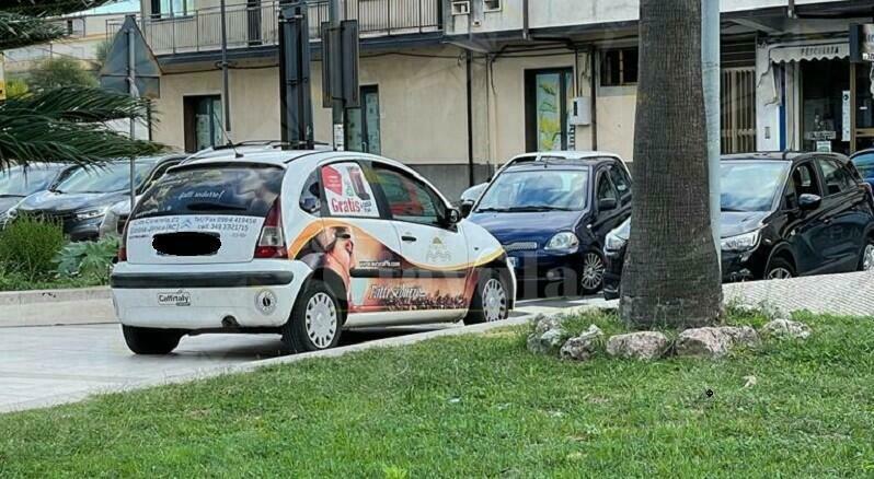 Caulonia, auto blocca piazza Bottari