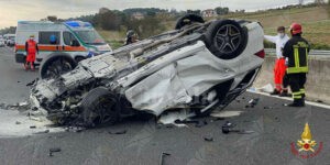 Tampona un autotreno e l’auto si ribalta. Donna in gravi condizioni item-thumbnail