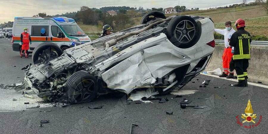 Tampona un autotreno e l’auto si ribalta. Donna in gravi condizioni