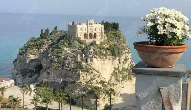 Crollo di grossi massi dal promontorio del santuario S. Maria dell’Isola a Tropea