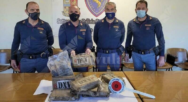 Coppia parte dalla Calabria con 14 kg di cocaina in auto. Arrestati dopo un controllo in autostrada